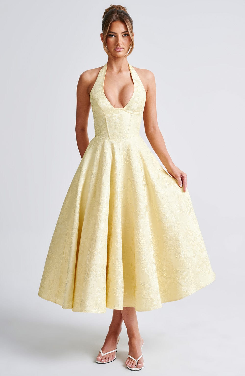 Abito midi da donna Iris – Abito senza schienale in jacquard floreale con corpetto aderente e gonna svasata