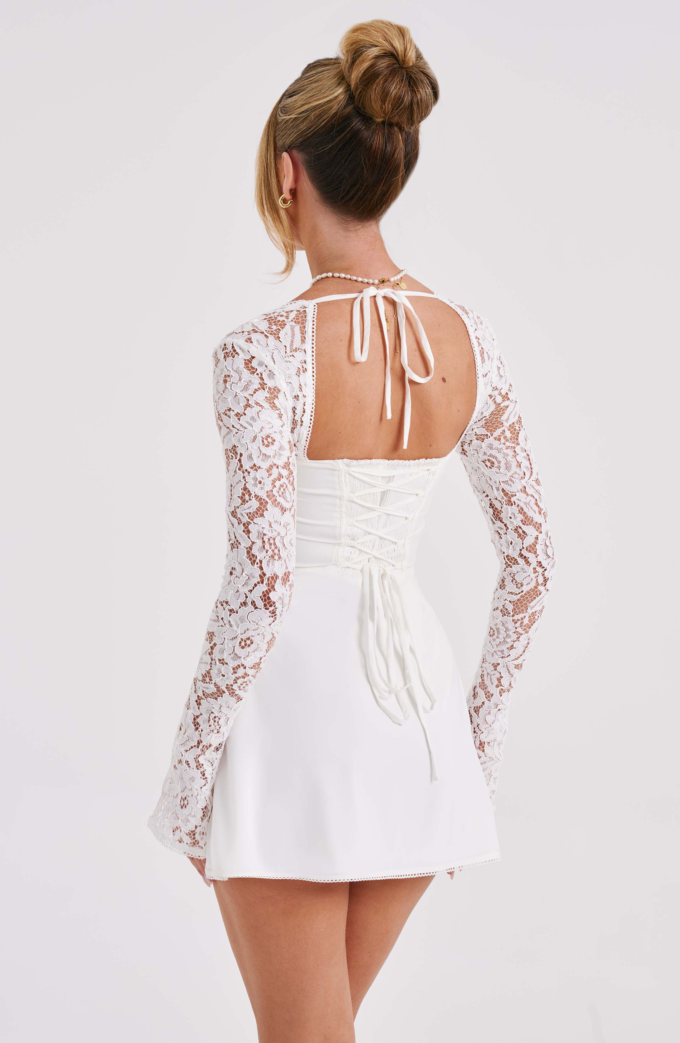 Mini abito da donna Juliette - Elegante abito in pizzo con scollo a cuore e taglio aderente