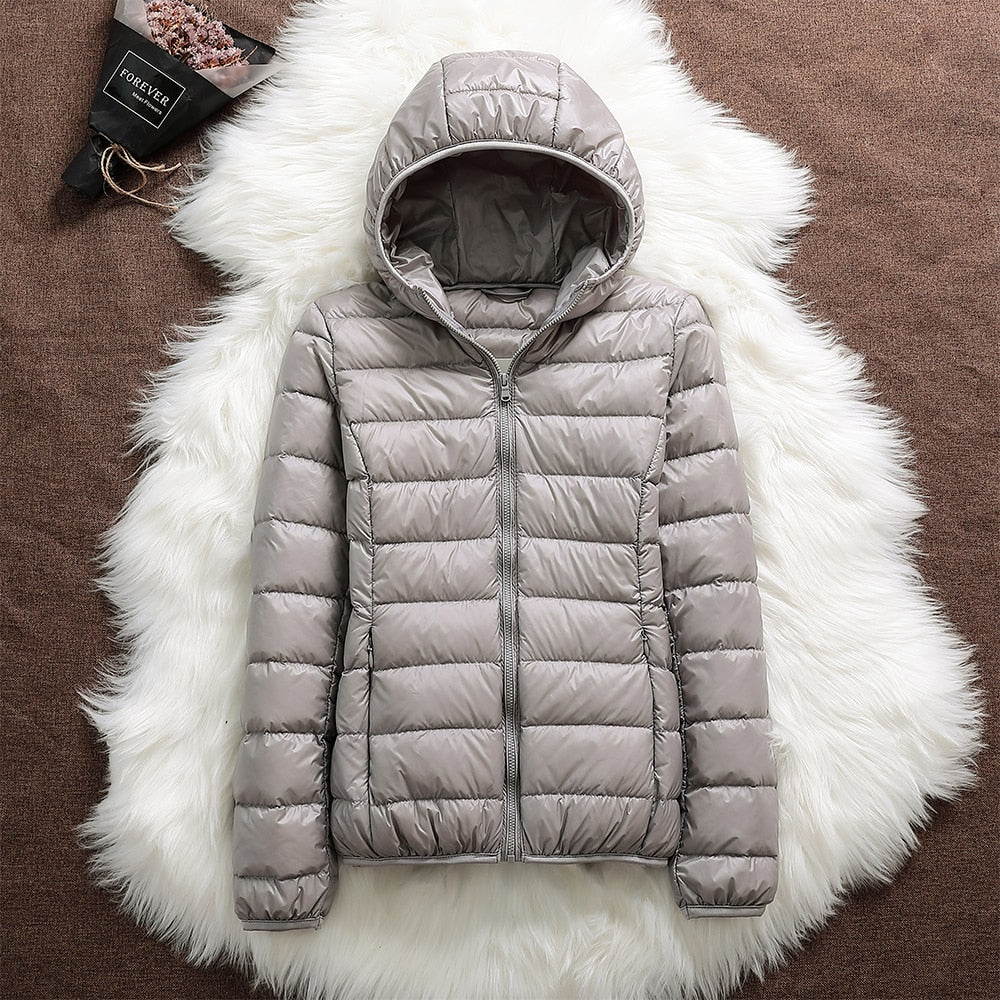 Giacca da donna Nora – Giacca impermeabile ultraleggera con cappuccio staccabile ed eleganti pieghe