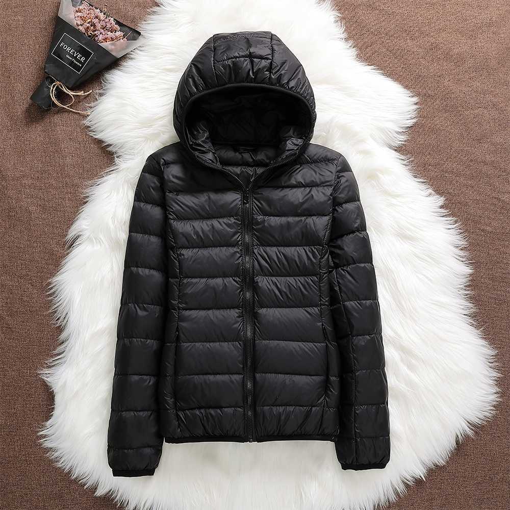 Giacca da donna Nora – Giacca impermeabile ultraleggera con cappuccio staccabile ed eleganti pieghe