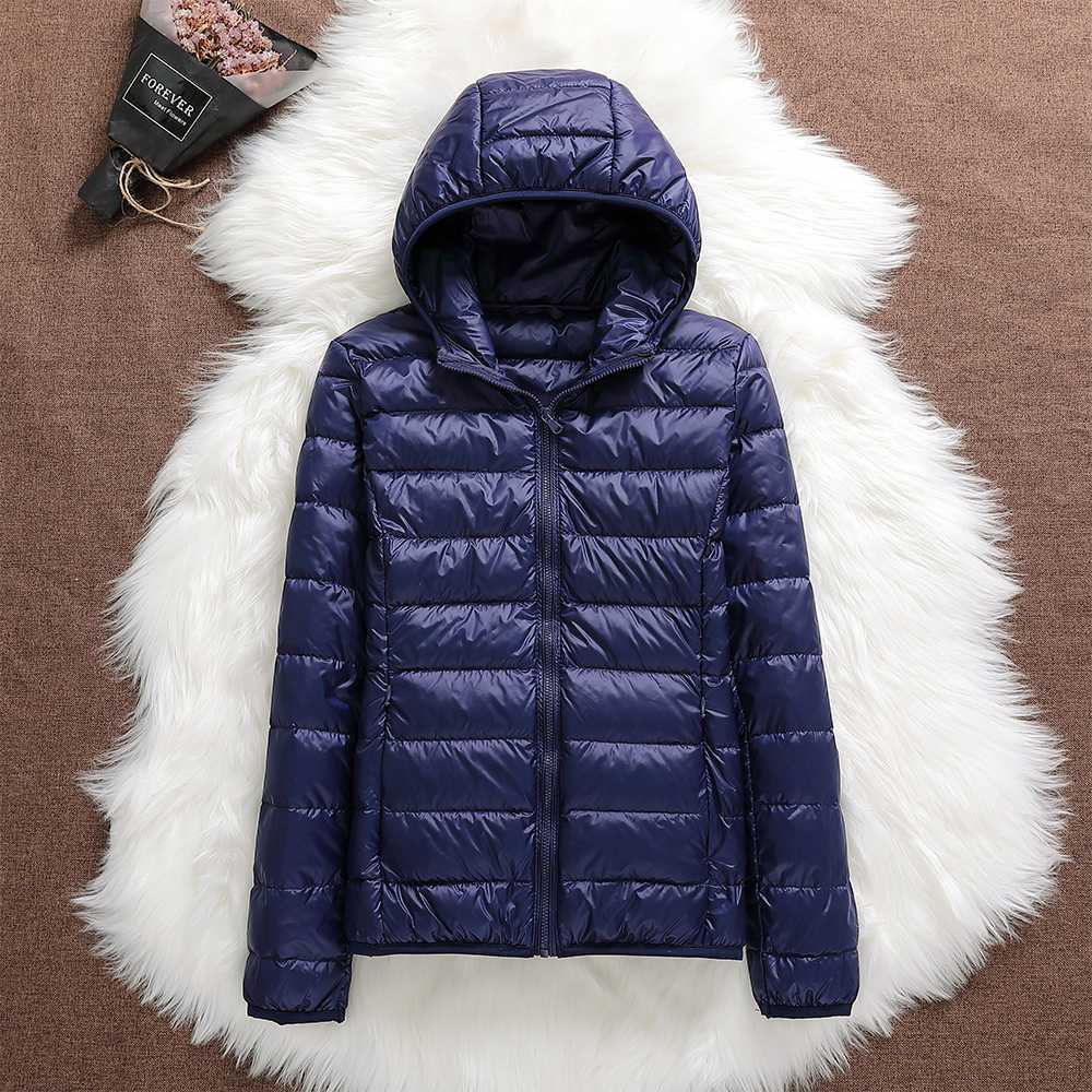 Giacca da donna Nora – Giacca impermeabile ultraleggera con cappuccio staccabile ed eleganti pieghe