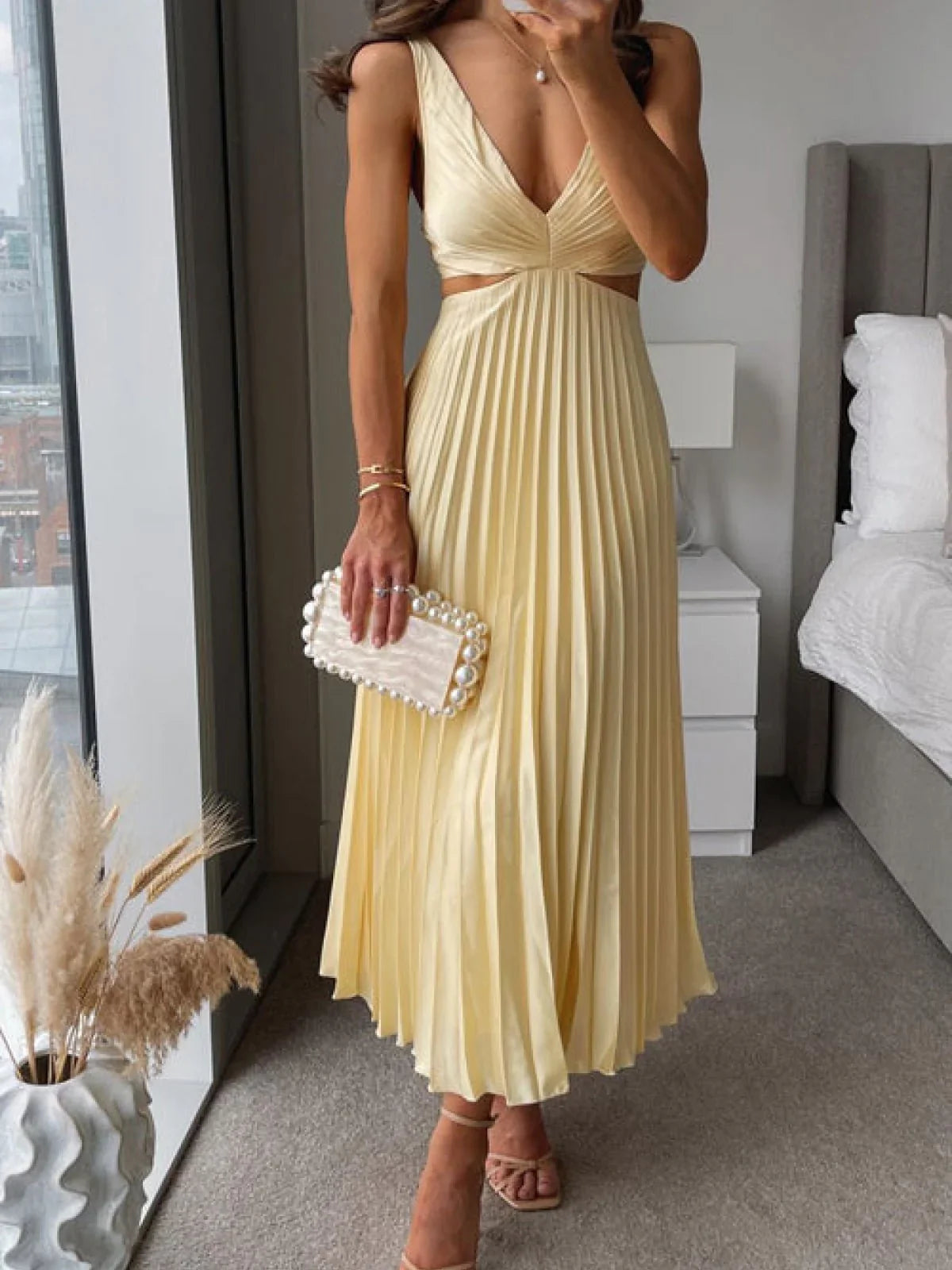 Abito in raso da donna Mila – Elegante abito midi con scollo a V, pieghe raffinate e vestibilità lussuosa 