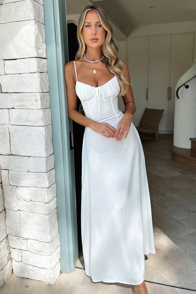Abito lungo da donna Mika - Elegante abito lungo in pizzo con allacciatura sulla schiena e taglio a trapezio