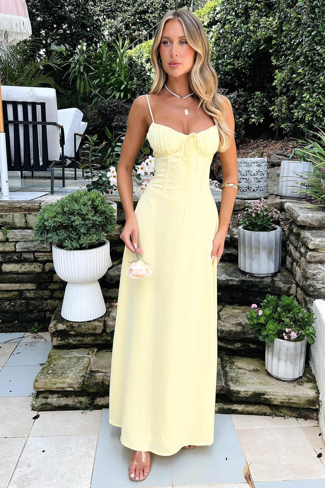 Abito lungo da donna Mika - Elegante abito lungo in pizzo con allacciatura sulla schiena e taglio a trapezio